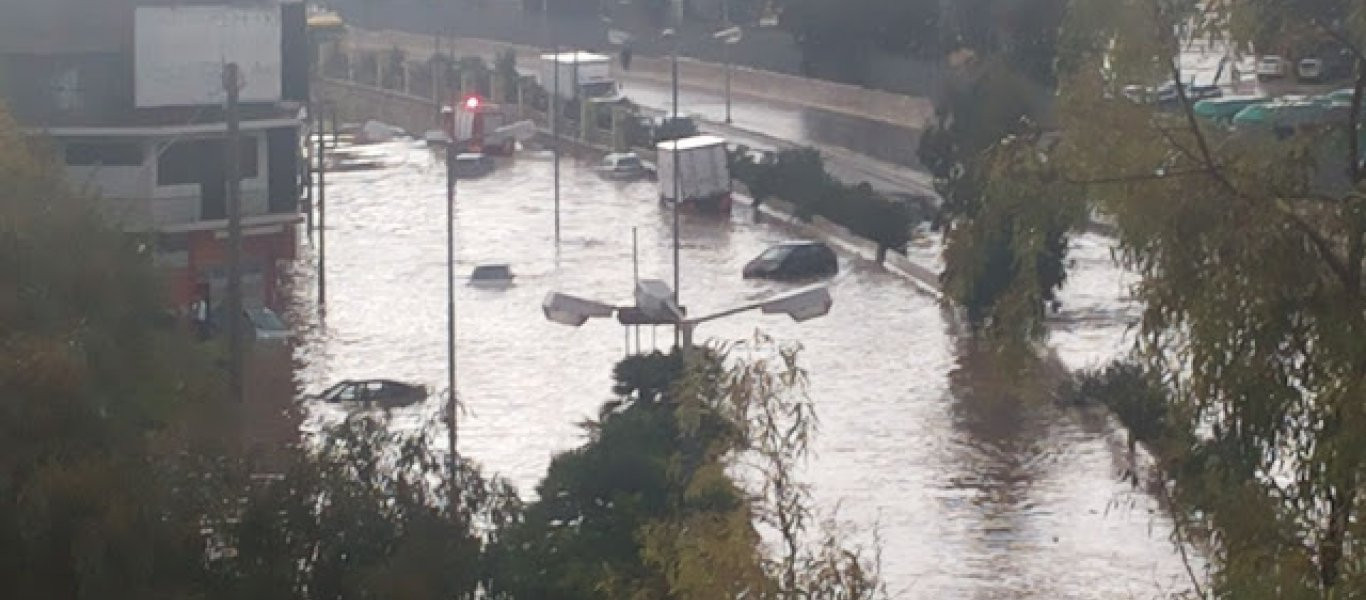 Χείμαρροι οι δρόμοι στην Αθήνα λόγω καταιγίδας - Παρασύρθηκαν ΙΧ στο Κερατσίνι - Χαλάζι στο κέντρο (βίντεο)